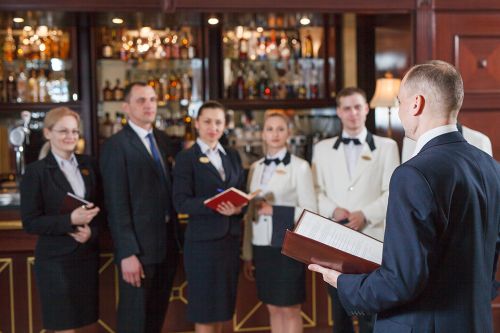Hotelpersonal bei Meeting