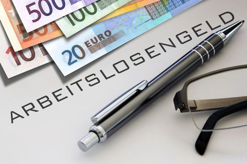 Geldscheine und Schriftzug Arbeitslosengeld