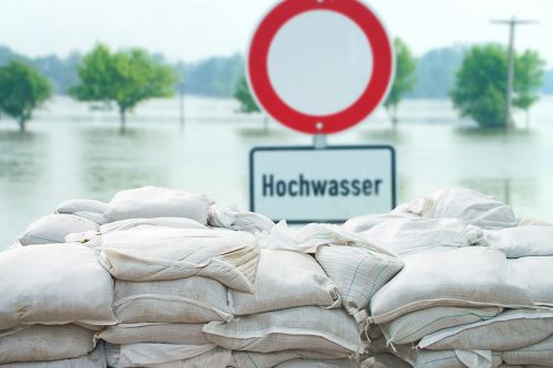 Sandsaecke und Schild mit Aufschrift Hochwasser