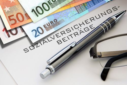 Euroscheinen und Schriftzug Sozialversicherung
